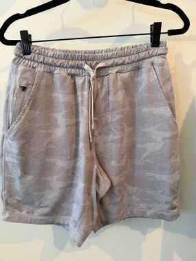 Vuori men’s short camo print